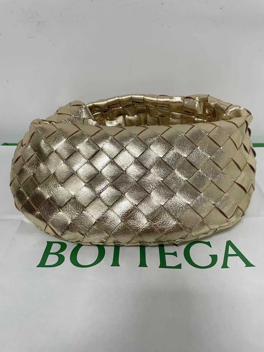 Batch 1200 BV Bottega Veneta's new early spring women's MINI JODIE handbag BV bag 🔥The new method is based on the original rounded corners, knotted with classic woven leather round hobo bag, The most iconic triangular pull-out design, using sheepskin draped soft shape, is super suitable for concave shapes~ Jodie feels really gentle to people, and is definitely the best item for daily matching. It has the same weave, new elements and twists, is compact and versatile, and is the new favorite of street style Internet celebrities! Dimensions: 23x28x8 Model: 6699-1